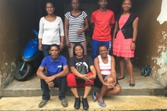 L'équipe du Foyer d'Olombaovao autour de Anita (en bas à droite)