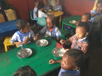 Ecole Antoine : Le repas en classe