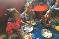 Ecole Antoine : Le repas en classe