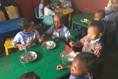 Ecole Antoine : Le repas en classe
