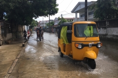 Un tuk-tuk et un pousse-pousse