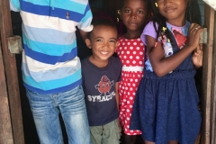 Un groupe d'enfants chez Paulinah