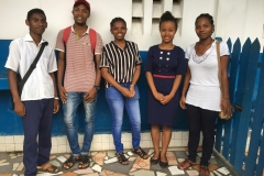 Un groupe d'étudiants :Silvano, Mampiaona, Kateachia, Marie-Lydia et Maria